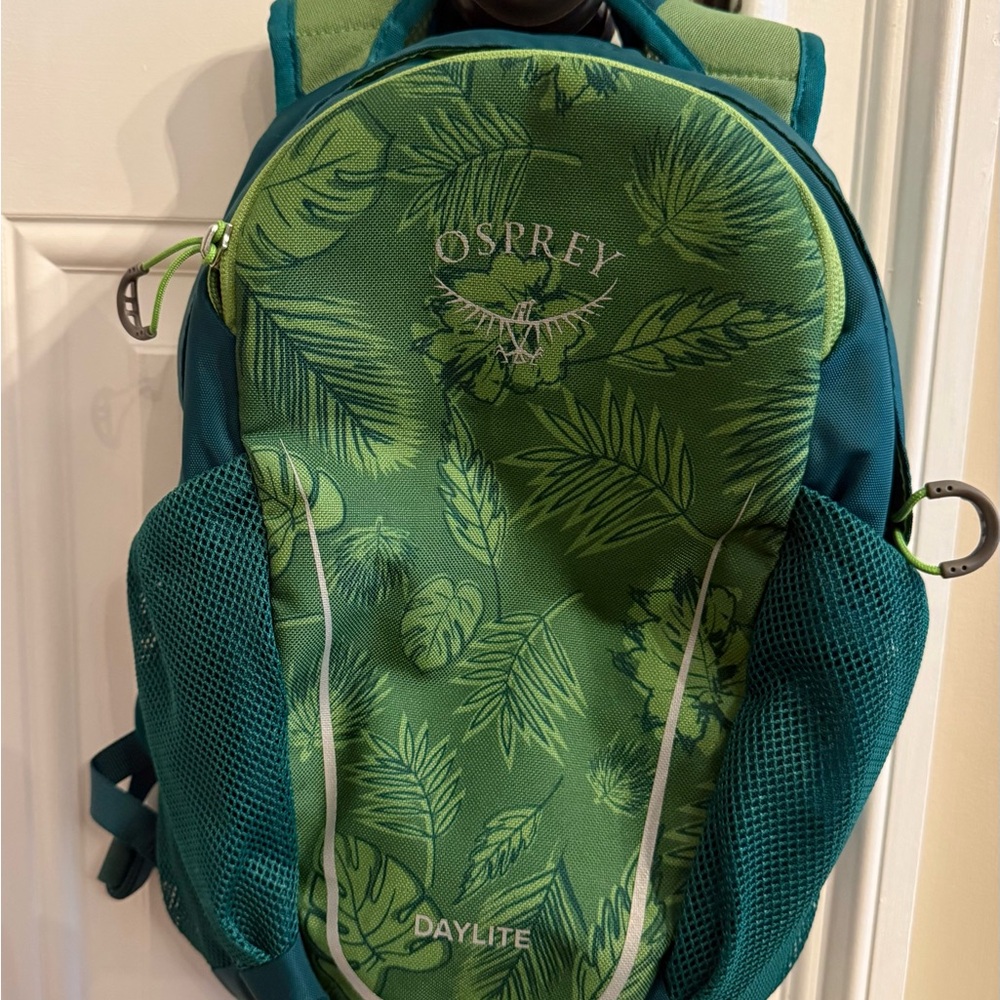 OSPREY Green Leaf Pattern Daylite Backpack